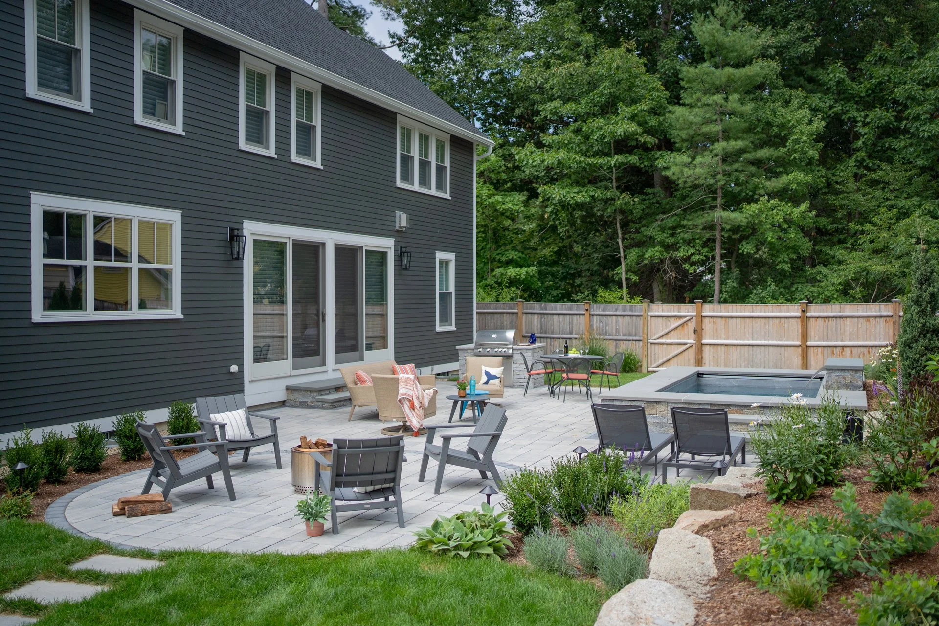[raised][large-spaces]EXPANSIVE BACKYARD PATIO WITH DISTINCT SPACES FOR DINING, LOUNGING AND SOAKING