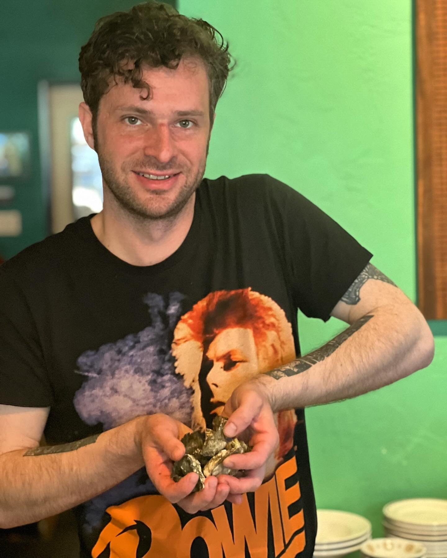 Seating 4-10 tonight!

📸 Paul posing with a handful of HAMAMOTO oysters- aka Kumamotos grown by @hamahamaoysters - They&rsquo;re super rare 💎 We&rsquo;re one of the few places in the country that got them (only 5 dozen!) and this is a once a year o