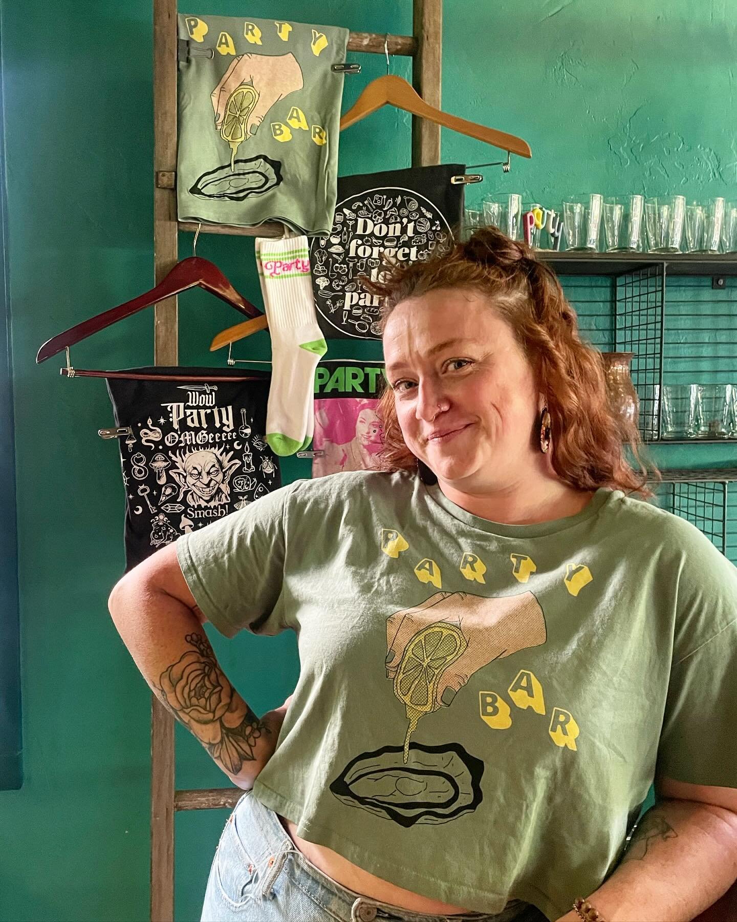 Come cool off with us 🪭
Seating inside only 4-9 tonight! We&rsquo;ll be back to our regularly scheduled full summer patio seating tomorrow 🥳

🦪 Here&rsquo;s Liz modeling our wildly cute oyster crop designed by the one and only @sascrotchhh . 

Upd