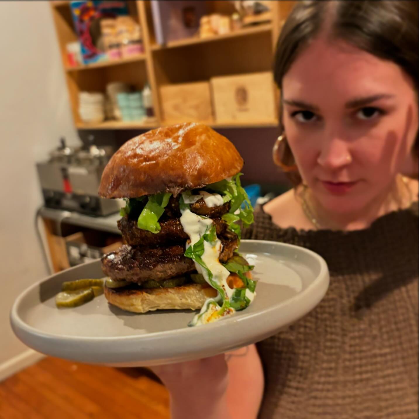 That drip, though 🤤🥹😅

This special burger is a crowd (Maddi, especially) favorite! 

✨fried green tomato burger ✨
🍅nashville hot fried green tomatoes
🥒dill pickle diva cucumbers
🧄garlic aioli
🍞on our @parteeemark made brioche bun

Available n