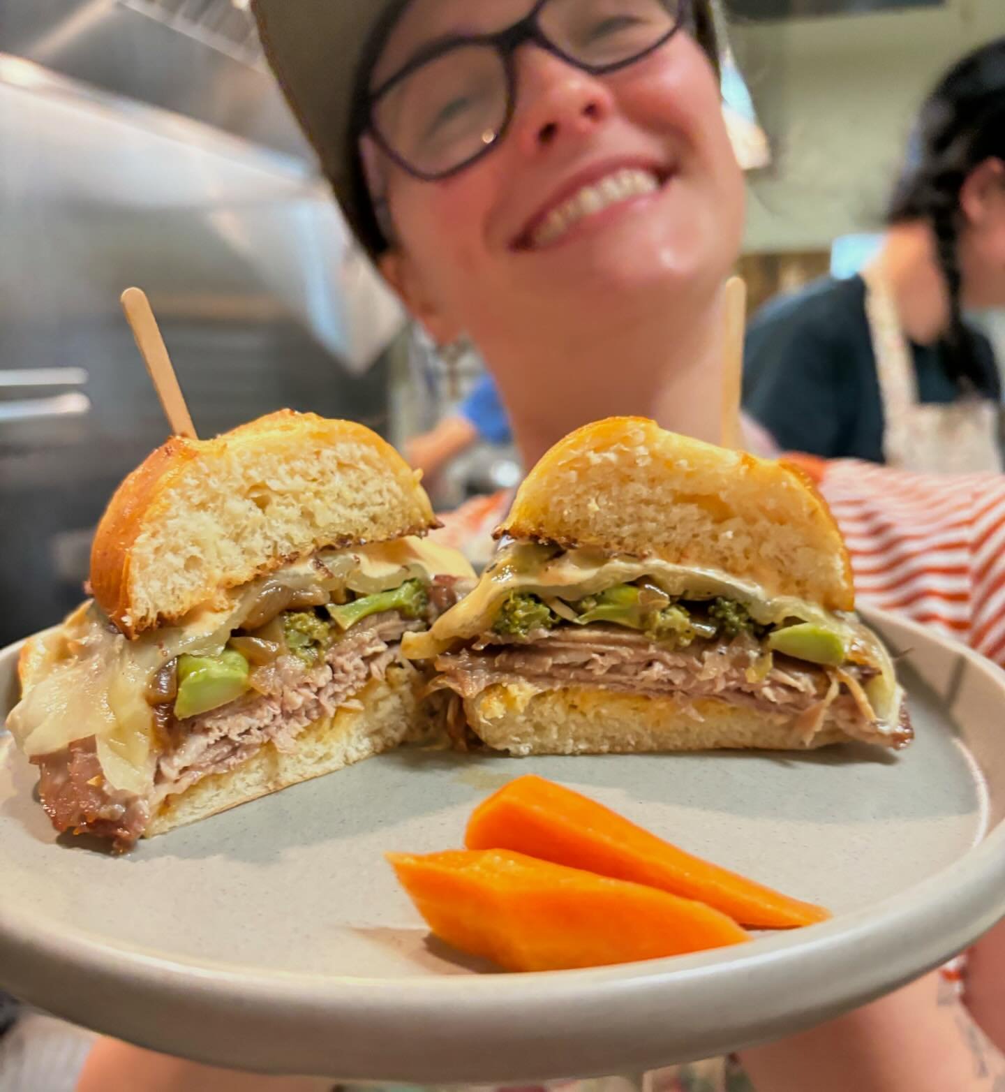 🥪 ROASTED PORK SANDWICH ON THE MENU 🥪

🐖 roasted @fairvalleyfarm pork shoulder, thinly sliced
🥦 garlicky broccoli 
🧀 melty provolone 
⚡️ Papa Phil&rsquo;s peppery aioly
🍞 on @parteeemark milk bun

Available now! Seating until 9pm this evening (