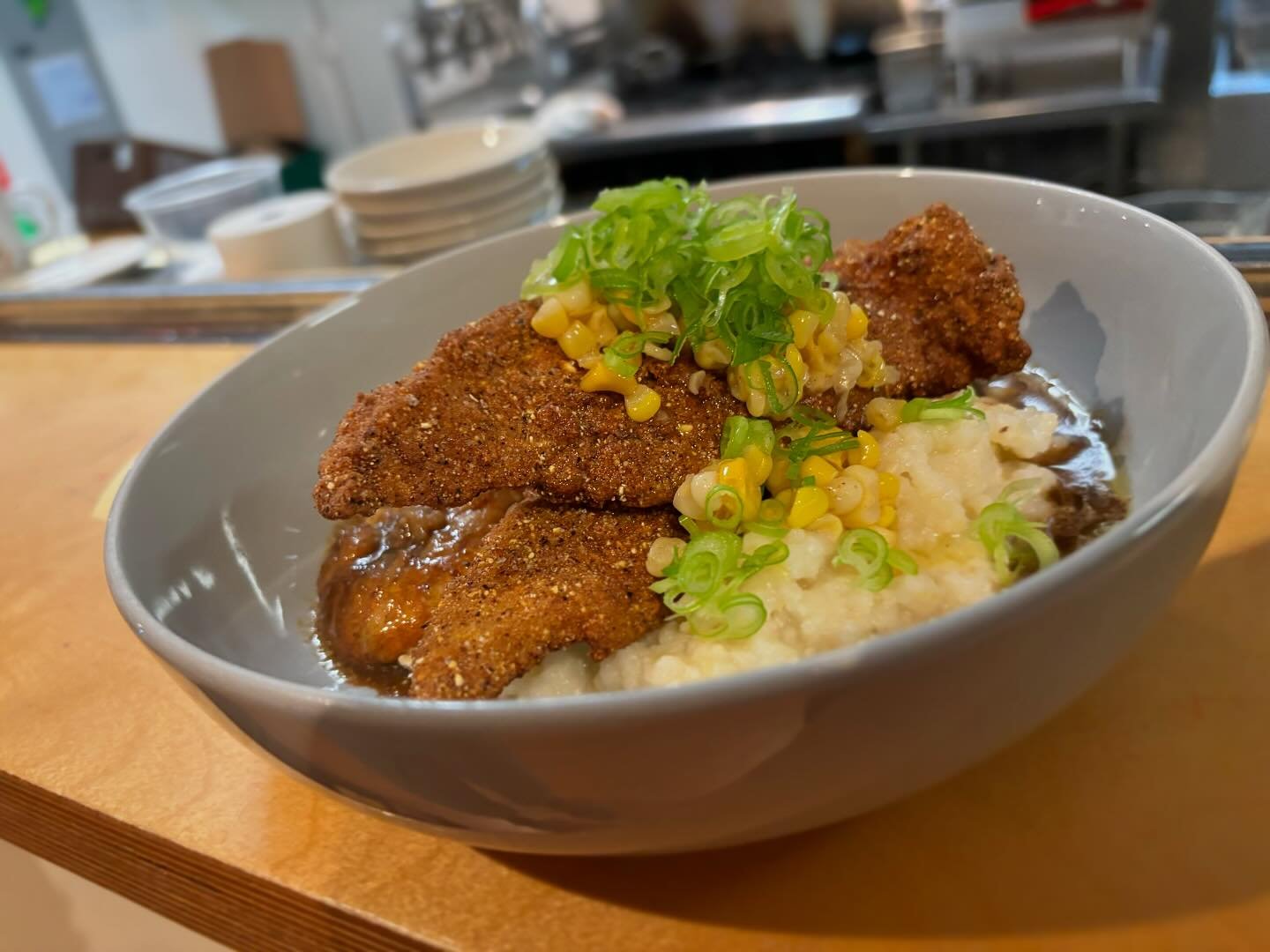 New on the menu! 
CORNMEAL FRIED ROCKFISH
✨creamy heirloom grits
✨New Orleans style shrimp bbq sauce
🦐 southern style boiled shrimp
🐟 cornmeal fried rockfish (gluten free!)
🌽 brown buttered sour (fermented) corn
🧅 scallions

(it&rsquo;s Liz appro