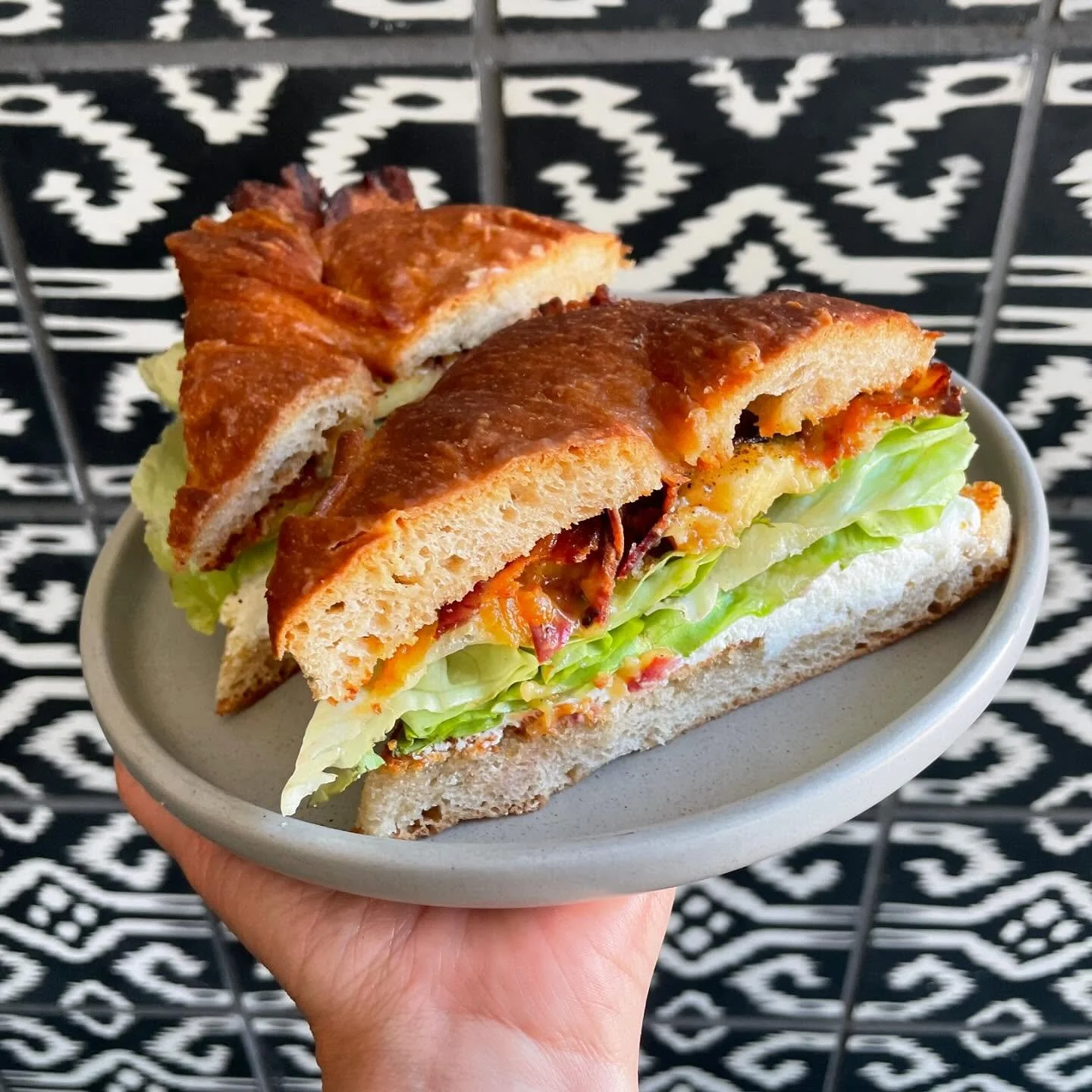 🥓 🥬 🍑 Last days for the BLP 🥓 🥬 🍑 

@bentonsbacon, @groundworkorganics peach, butterhead lettuce, @lostpeacockcreamery ch&egrave;vre, &amp; za&rsquo;atar @hummingbirdwholesale wildflower honey on @parteeemark focaccia 😋