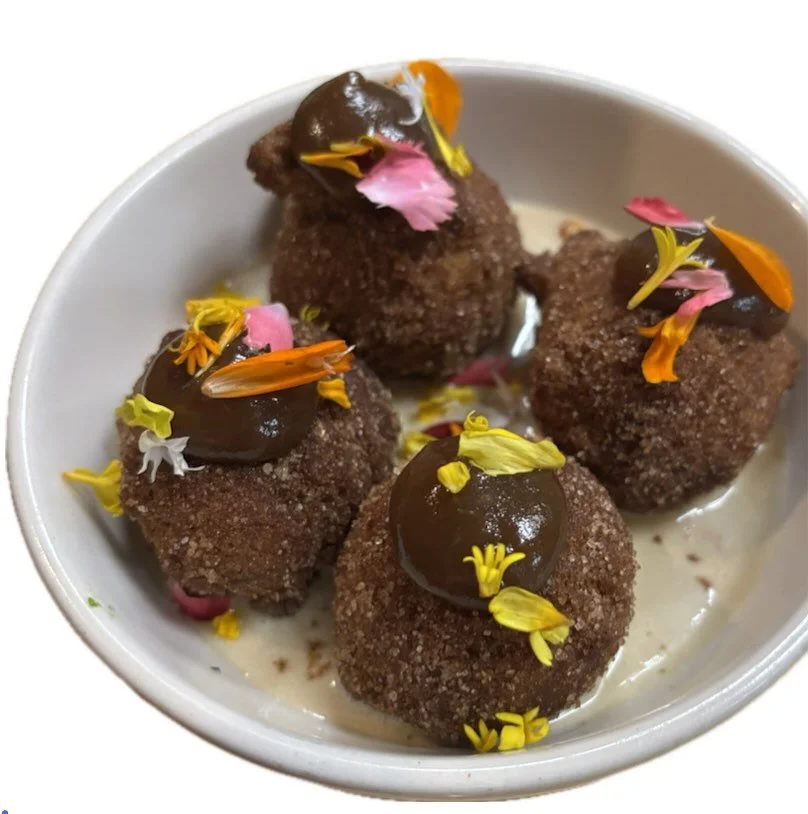 🔦Spotlight on our donuts!! Seen here floating in space 🛸! 
They&rsquo;re always here but I&rsquo;ve been hearing that this current fall / winter set is a favorite so I thought you may wanna know more 💁🏻&zwj;♀️👉 brown butter cinnamon sugared moch