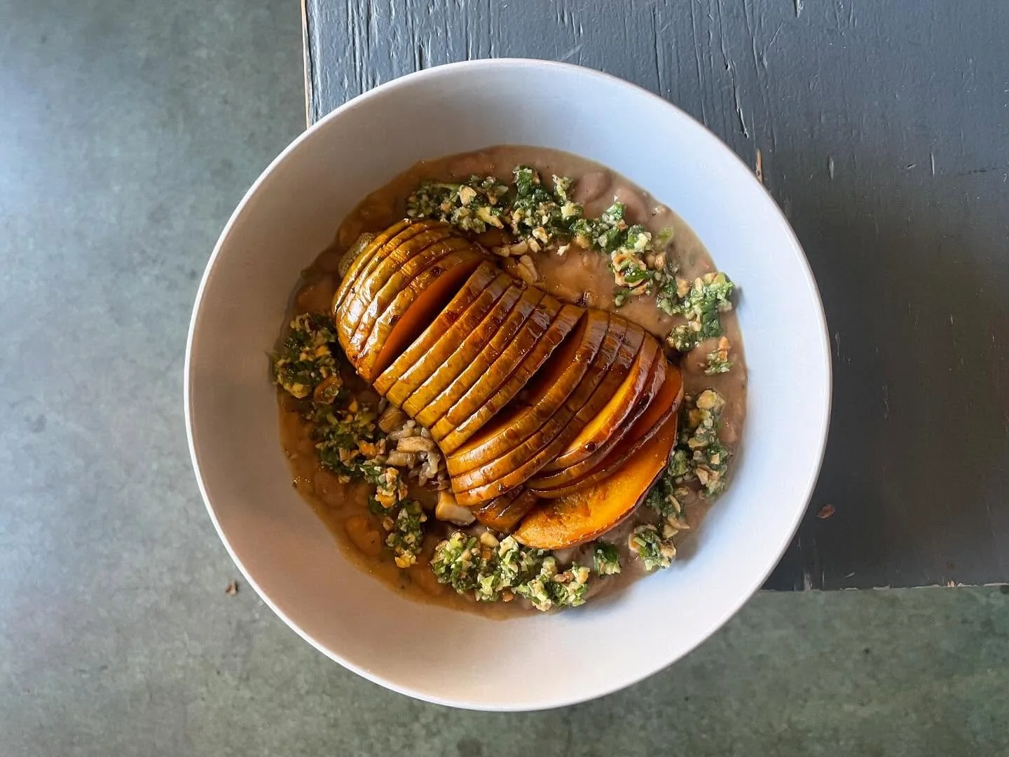 🍁 Honeynut Squash is back🍂
@camas_swale_farmer honeynut squash roasted with a black garlic gastrique we make with our saved @plantetjanet black garlic peels, steens cane syrup &amp; vinegar 👉 served with our butter beans, matsutake 🍄&zwj;🟫 rice,