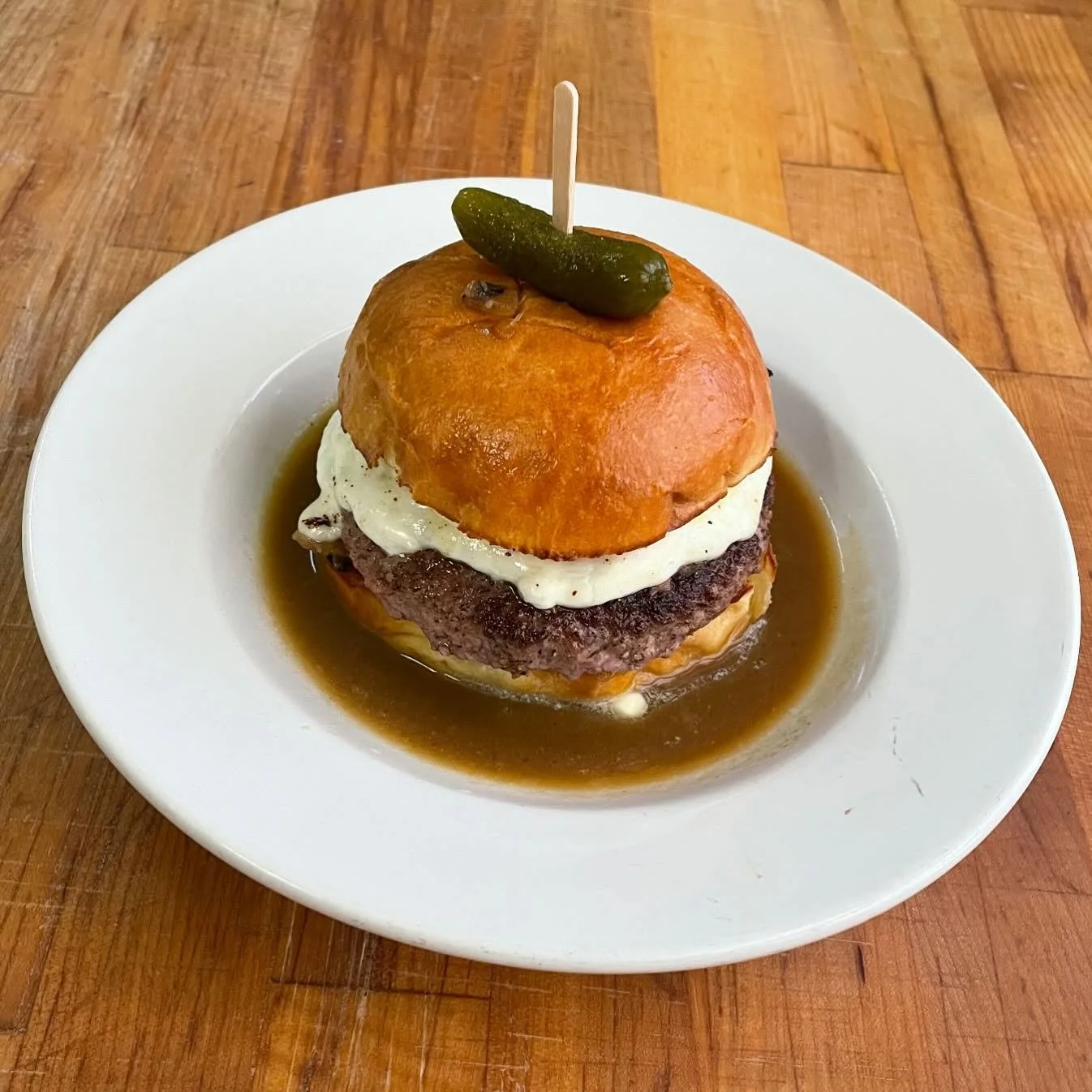 Happy New Year!! 🥳 
Closed today 1/1!
Back tomorrow - Friyay!
Honestly idk if we&rsquo;ll have this burger special or not when we&rsquo;re back Friday but this was our NYE special burger. 
White truffle morbier mornay, truffle jus, caramelized onion