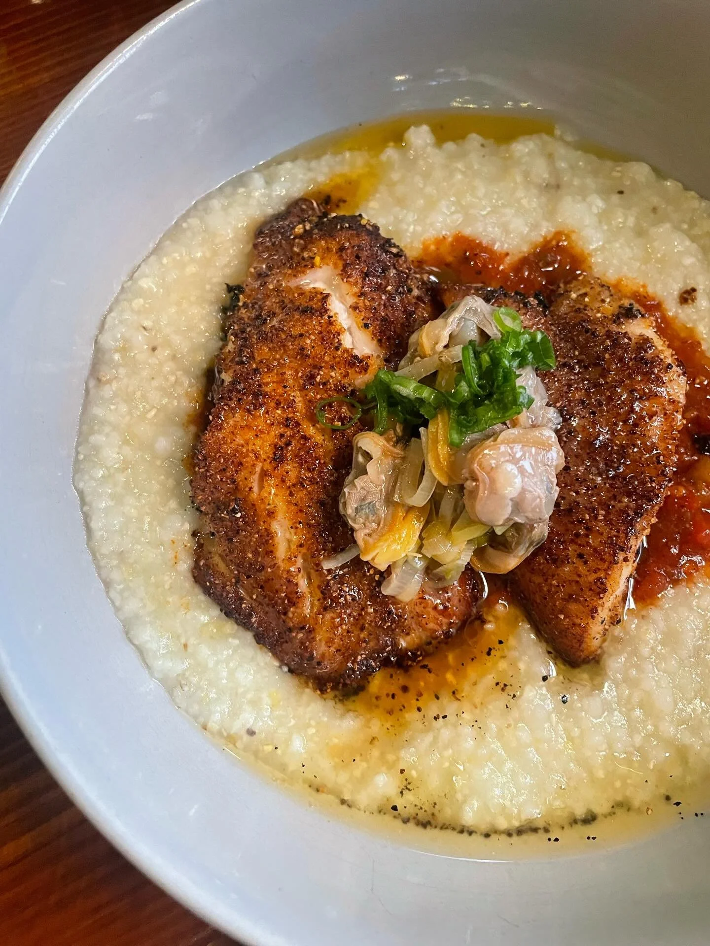 Blackened rockfish, sauce creole, marinated clams, &amp; scallion butter grits 💁🏻&zwj;♀️😋 my dinner tonight ( plus some perfect oysters) xoxo Tiffany 😊