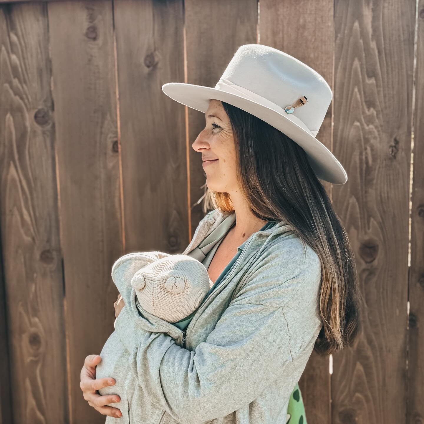 Beautiful Susannah making momming look even more glamorous in her new @Brimroad hat - a simple, elegant style and peep our unique hat pins made by a local California artist! We are obsessed @zanmcgann #Brimroad #handmadehats #hatmakers