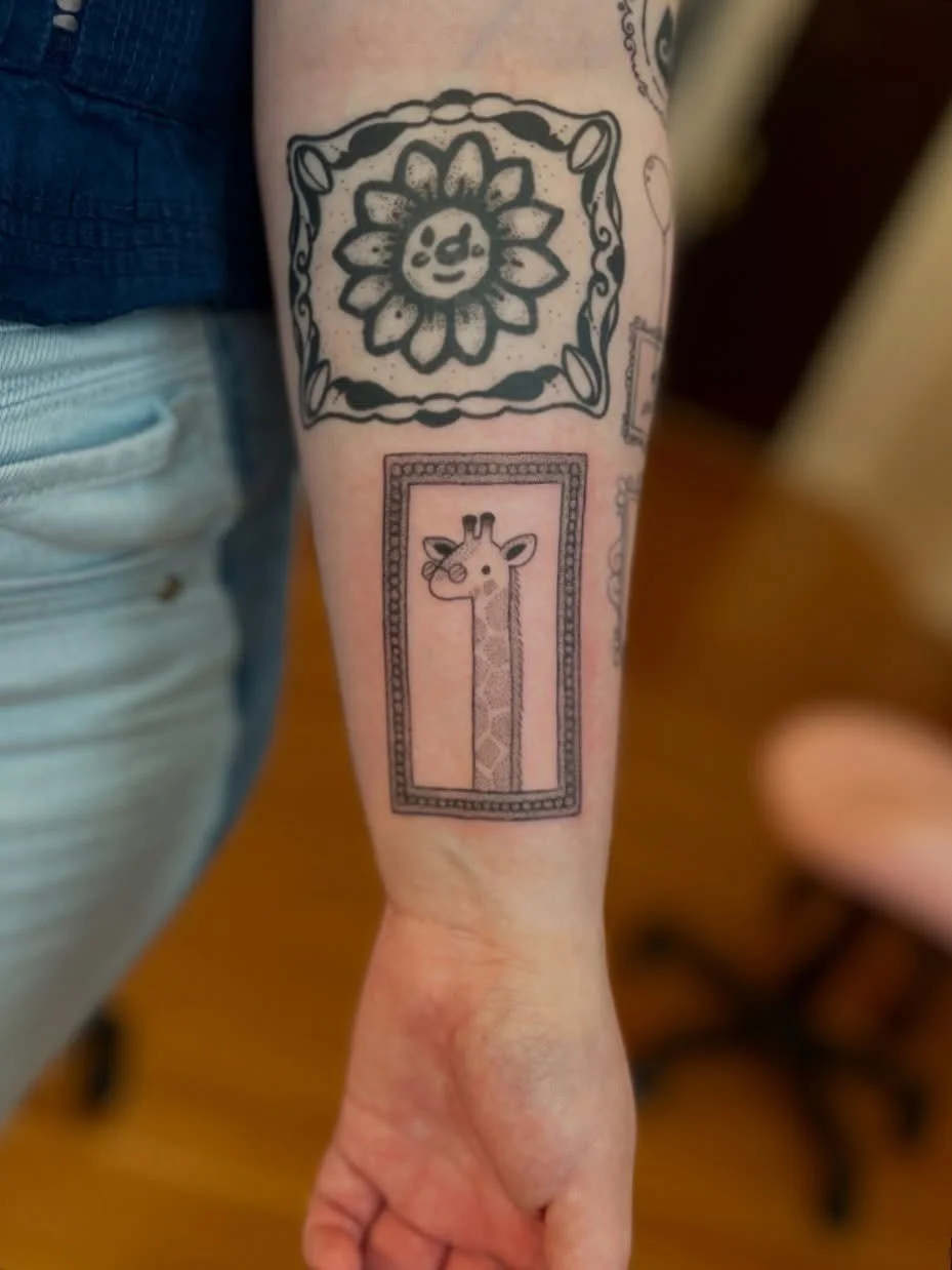 Hey guys everyone come look at this adorable lil giraffe for Zoya! Honored I could continue to add to the collection of framed critters (also peep the healed Yoshi Island flower done by @eli_jorgensen )

#seattletattoo #seattletattooartist #thewonder