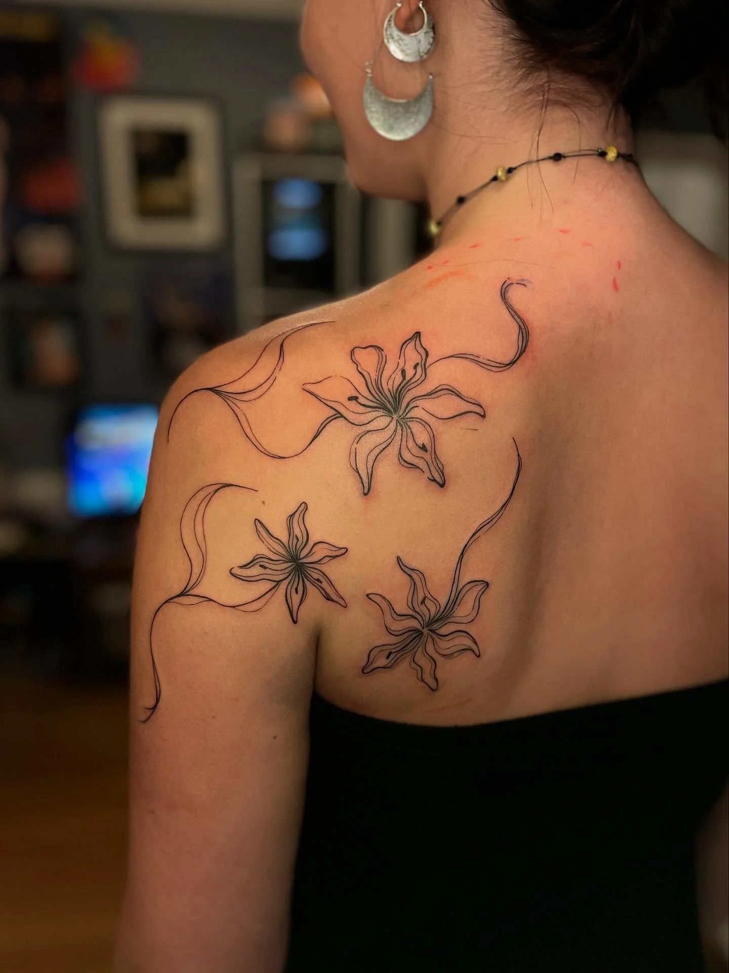 Custom birthday lilies for Lily! A lot of free-handing went into this which is always such a blast.

#seattletattoo #seattletattooartist #thewonderpiggy