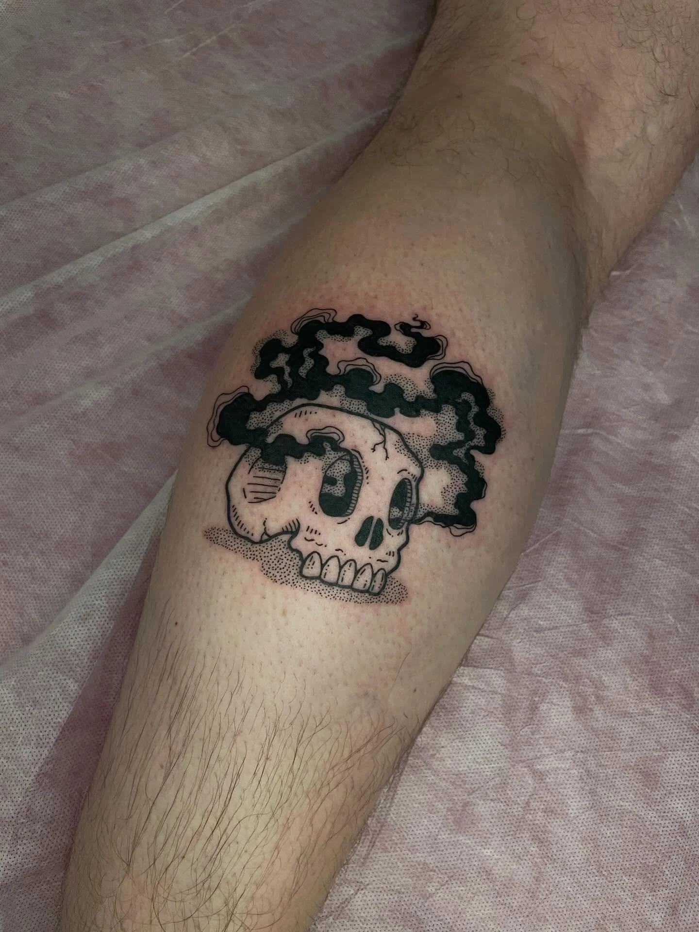 Thanks Julian for getting this NON REPEATABLE skull flash! That's right!! He got EXCLUSIVE RIGHTS to this lil guy that I doodled in my sketchbook during DnD!! Congrats Julian!!
.
.
.
#seattletattoo #seattletattooartist #skulltattoo #flashtattoo #blac