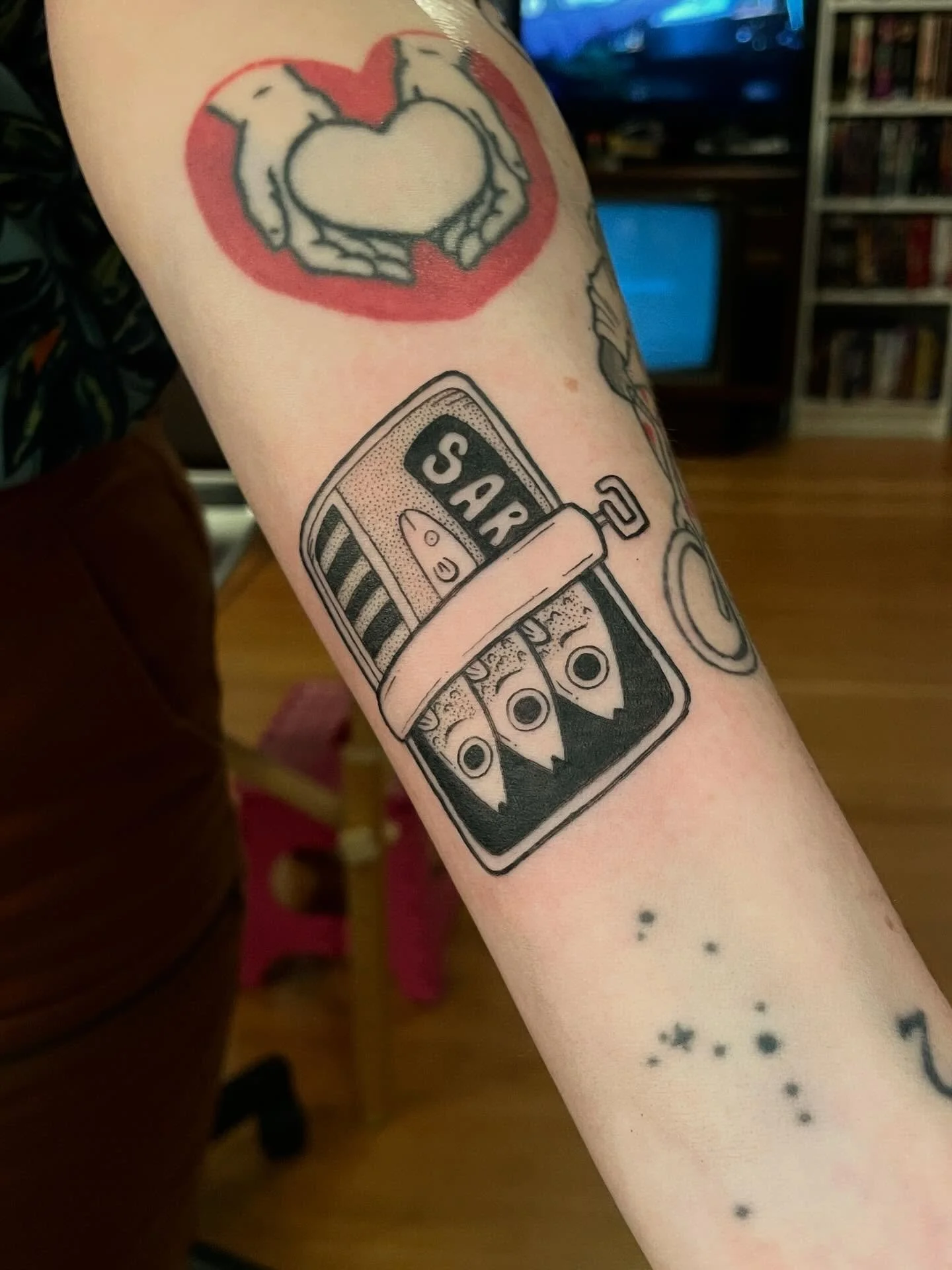 Here's a sardine tin from my flash, and the decal from Marceline's shirt (you know the one) for Teresa!
.
.
.
#seattletattoo #seattletattooartist #flashtattoos #transtattooartist #koreantattooartist