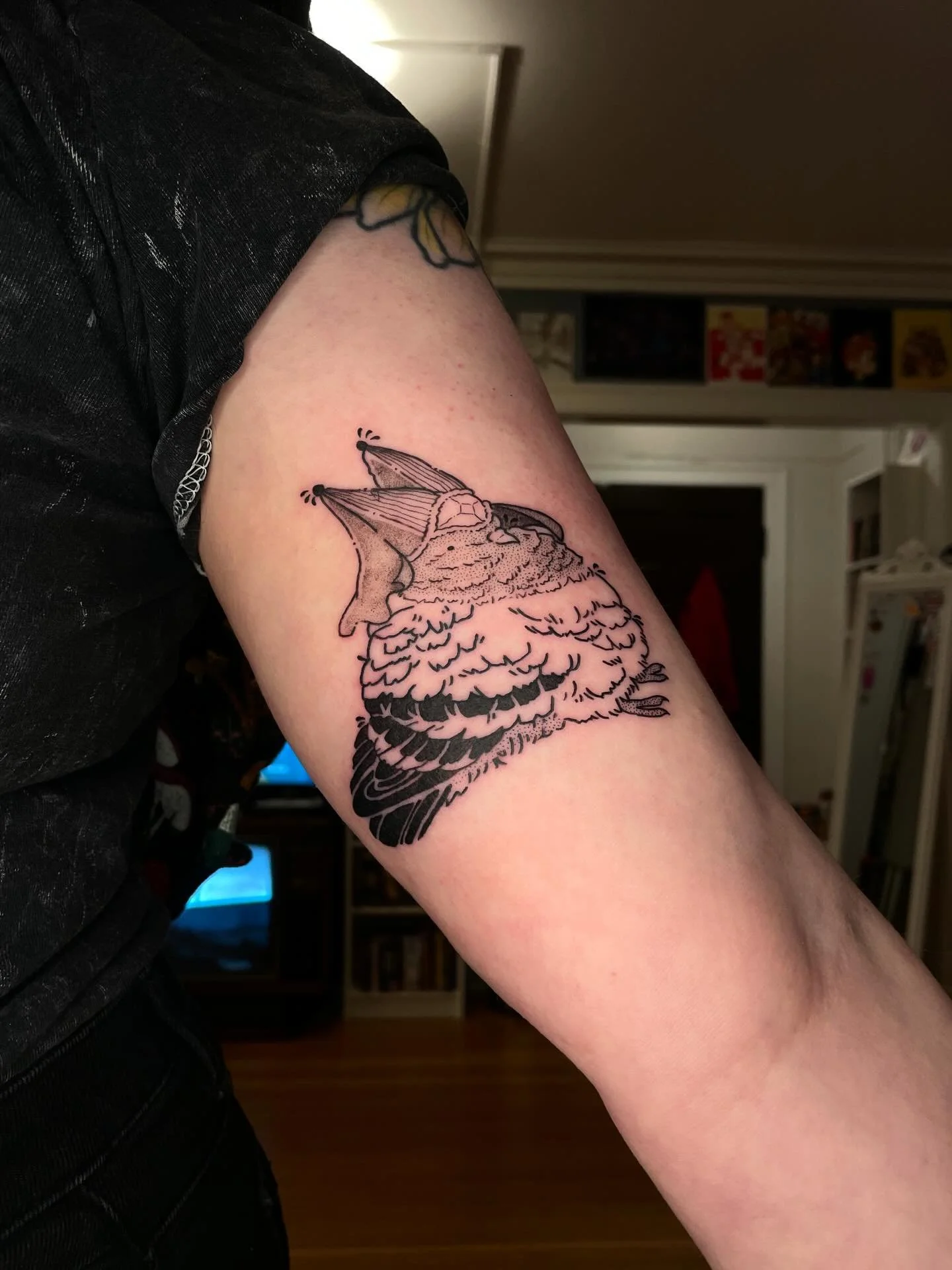 Here's a pigeon from my flash with a cute lil' renaissance hat added for Kat!
.
.
.
#seattletattoo #seattletattooartist #flashtattoos #transtattooartist #koreantattooartist