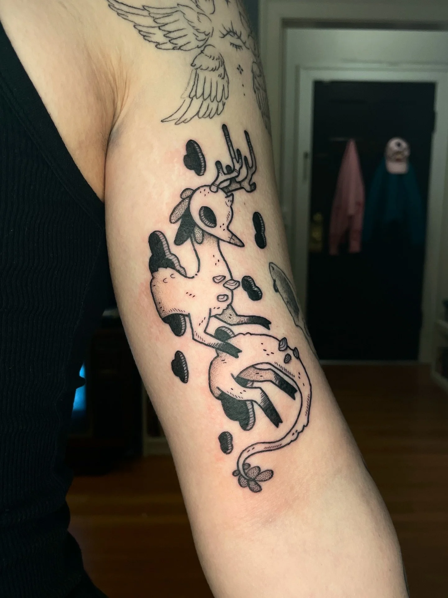 Enjoy looking at this custom forest critter made for Masyn! I really loved getting to play around with a different illustration style for this one. I pulled inspiration from Hollow knight, old European folklore illustrations, and illustrators like @f