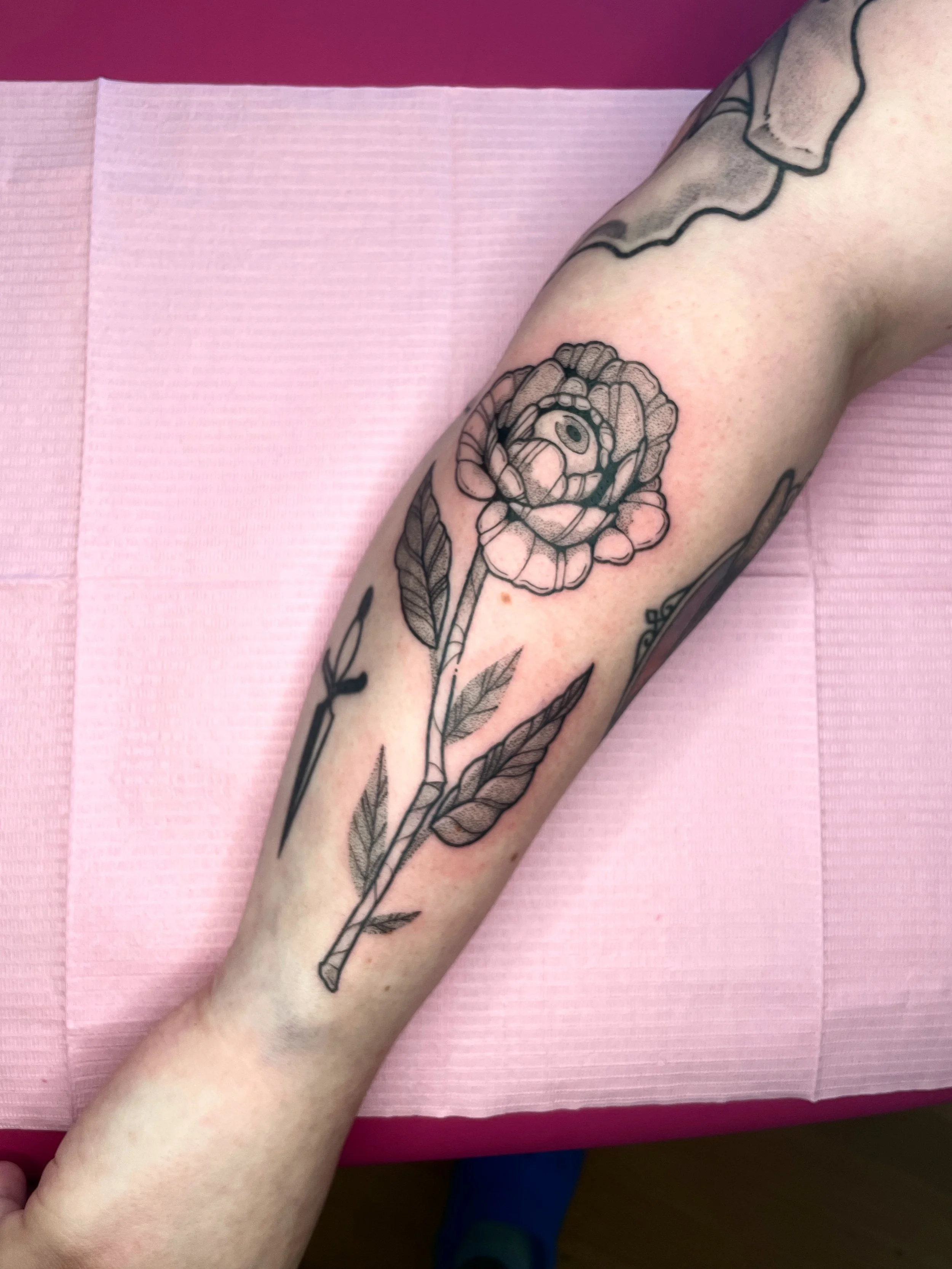 Thanks Corynn for getting one of my eyeball flash! I was so thrilled to finally see this one on skin :)

I'll be booking a few tattoos this month! Keep your eyes peeled on my ig stories for when I'm ready to start taking clients again 💖