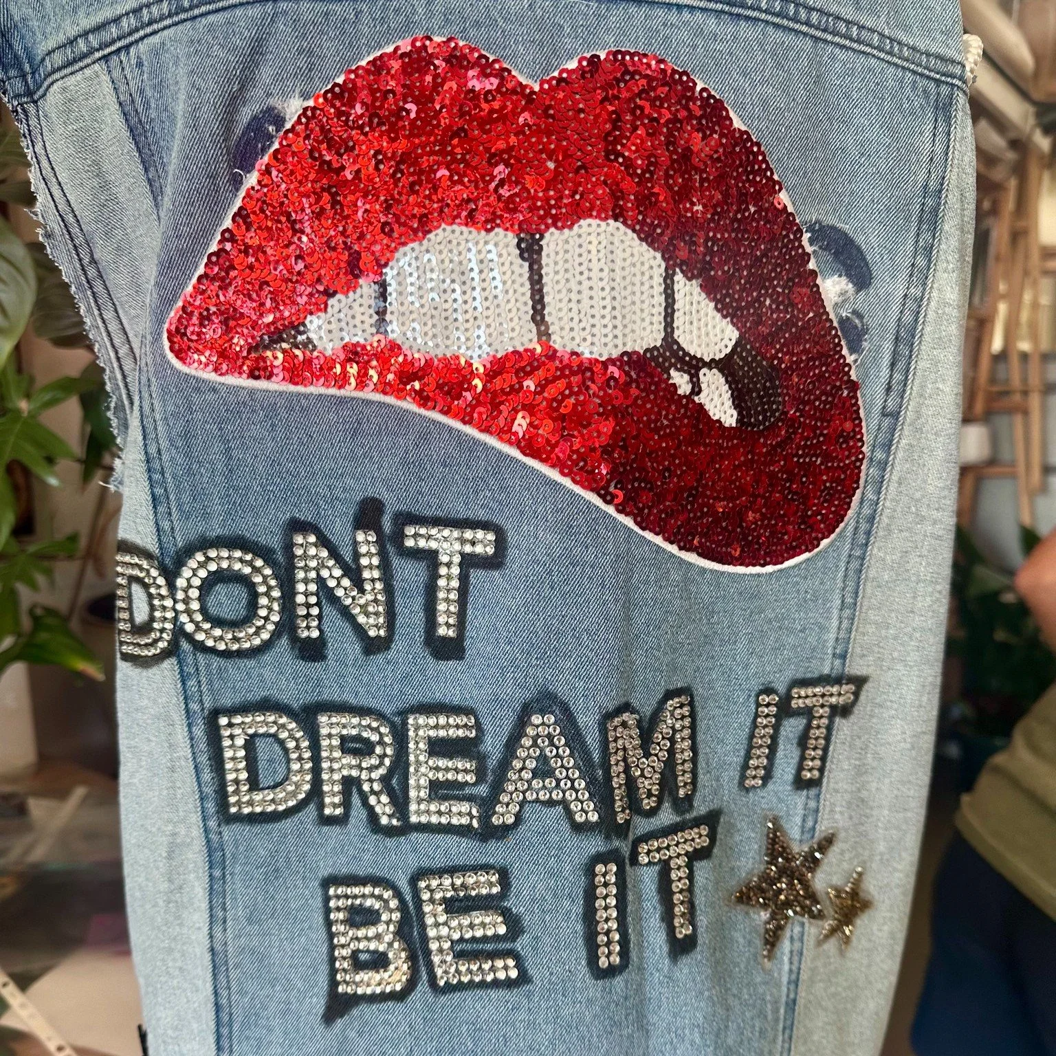 What a fabulous @midsummafestival we had around Hobsons Bay! From our Hobsons Bay City Council stall at Carnival, to a queer reading list and LGBTIQA+ mapping and history talk presented by @hobsonsbaylibraries, to creative workshops at Woods Street A