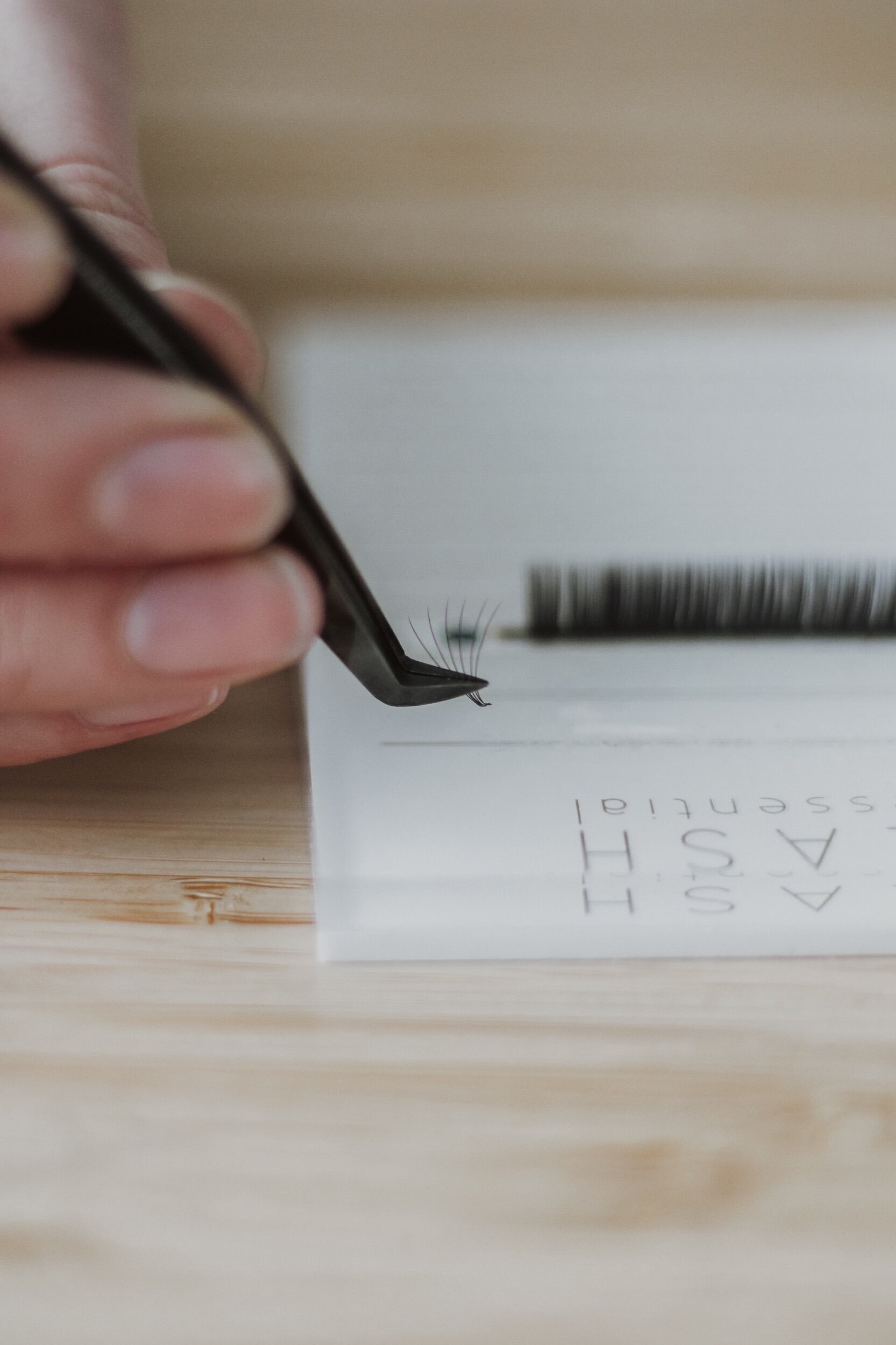 WHAT YOU DIDN’T KNOW YOUR LASH SET UP NEEDED