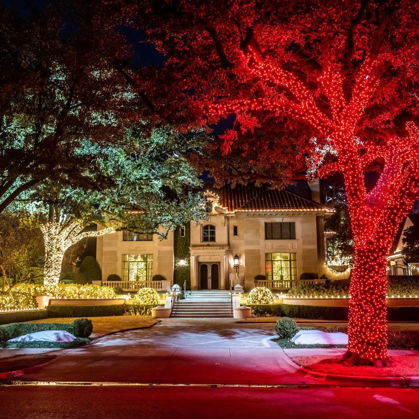 🎄✨ Tree Wrapping Magic with Holiglows! ✨🎄

Transform your outdoor space into a sparkling wonderland this season with our signature Tree Wrapping Lights! Whether it&rsquo;s your front yard or a cozy patio, wrapping trees with twinkling lights adds i