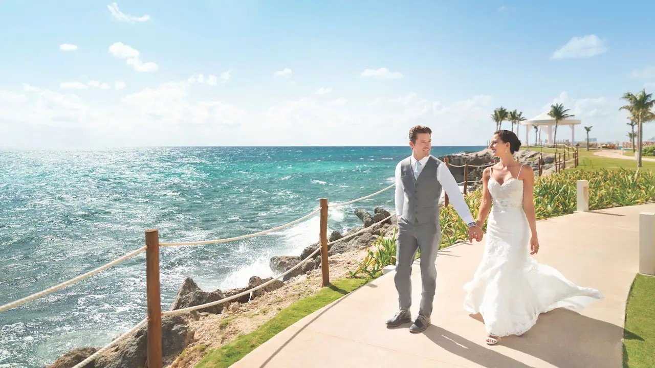 Hyatt-Ziva-Cancun-P398-Wedding-Couple-Romantic.16x9.jpeg