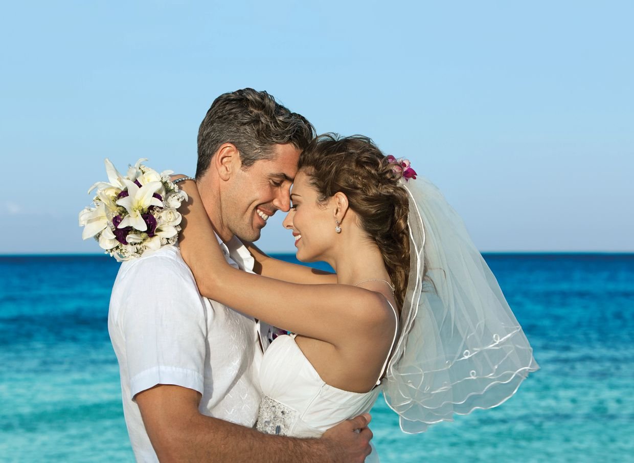 DREAMS-BrideGroomBeach1-1-CB.jpeg