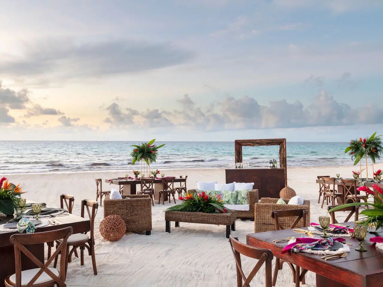 CUNIA-P0485-Beach-Wedding-Reception-Dining-Tables.4x3.jpeg