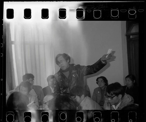 叶文福在激情朗诵 1986年12，成都.png