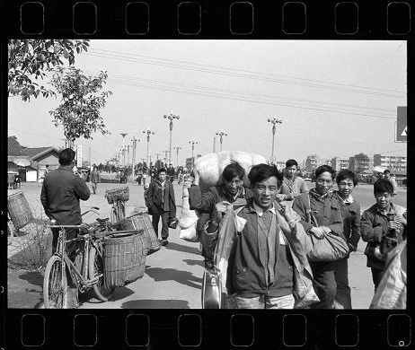 农民大军进城务工 1990年 成都滨江东路.png