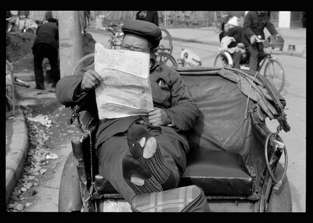 最爱看报纸的成都人 1986年，成都玉林东街.png