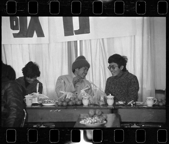 北岛、顾城在会上交谈 1986年12月，成都.png