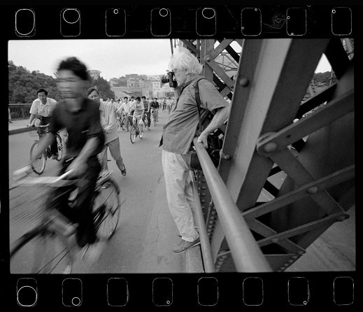 马克·吕布在广州海珠大桥上，他持续了半个世纪对中国进行报道。他的图片改变了部分西方人对中国的看法。 1993年，广州.png