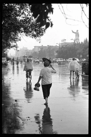 提布鞋的大妈 1987年，成都人民南路.png