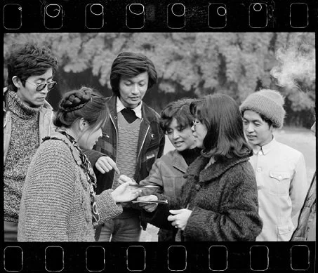 （左起）北岛、谢烨、李刚、傅天林、舒婷、顾城 1986年12月 成都望江公园.png