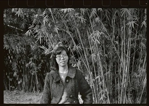 舒婷在望江公园竹林前 1986年12月 成都.png