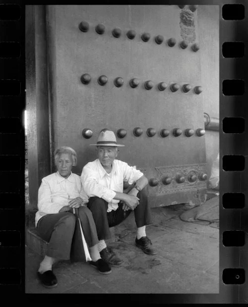 一对穿白衬衫的老人 1988年 北京故宫.png