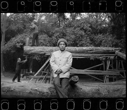 顾城在望江公园 1986年12月 成都 .png