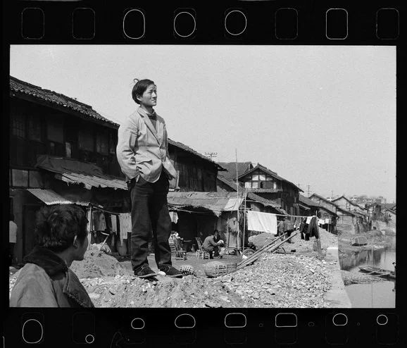 锦江河畔一位青年人在远眺 1985年，成都.png