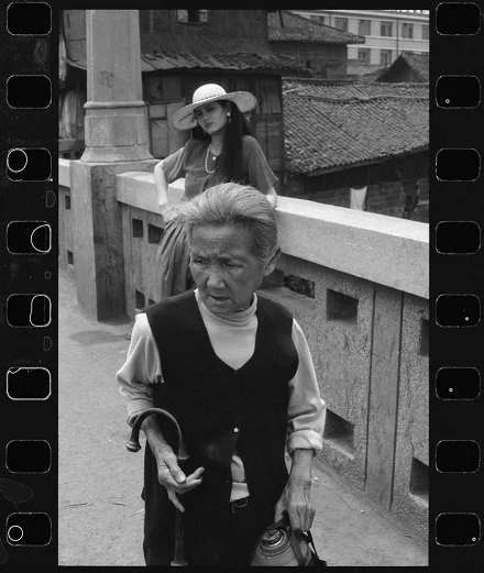 南门大桥上两个女人 1986年，成都.png