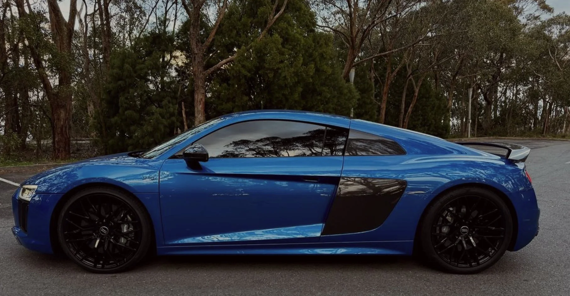 Side profile of Audi R8 V10 Plus