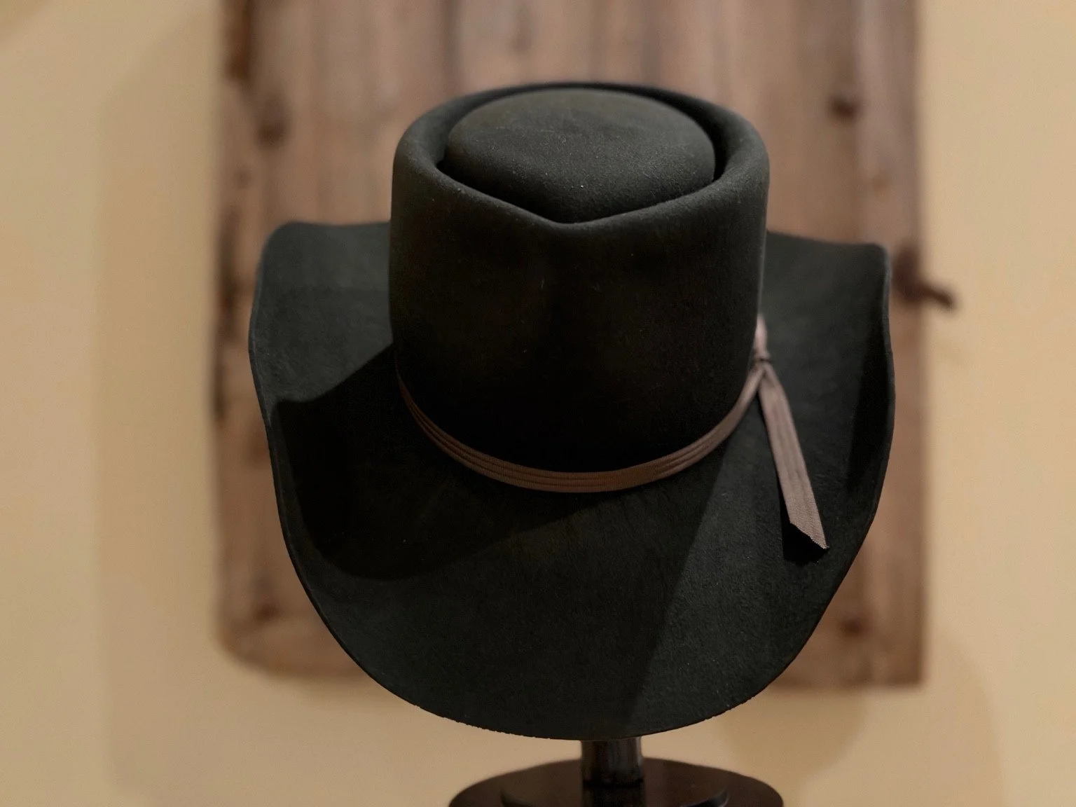 Front view of Der Nachtwächter with a telescope crown, upturned brim sides and slim brown ribbon.