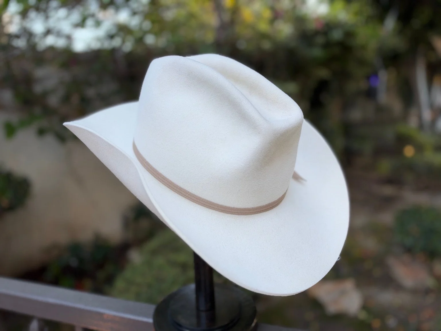 Der Freiherr ivory Western hat with a center-dent crown, upturned brim and slim sand-colored ribbon band.
