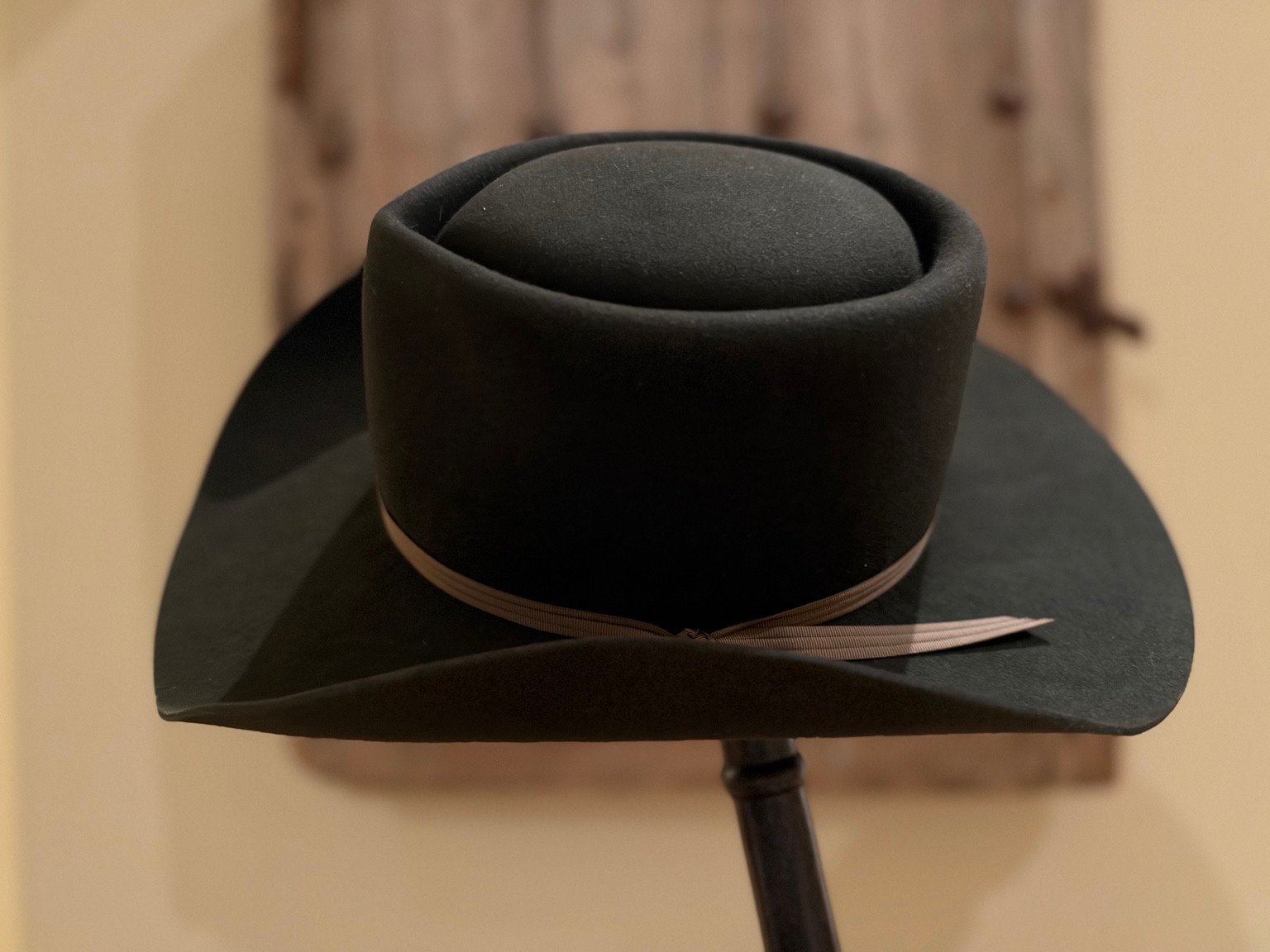 Rear view of Der Nachtwächter near-black Western hat with telescope crown and narrow brown ribbon.