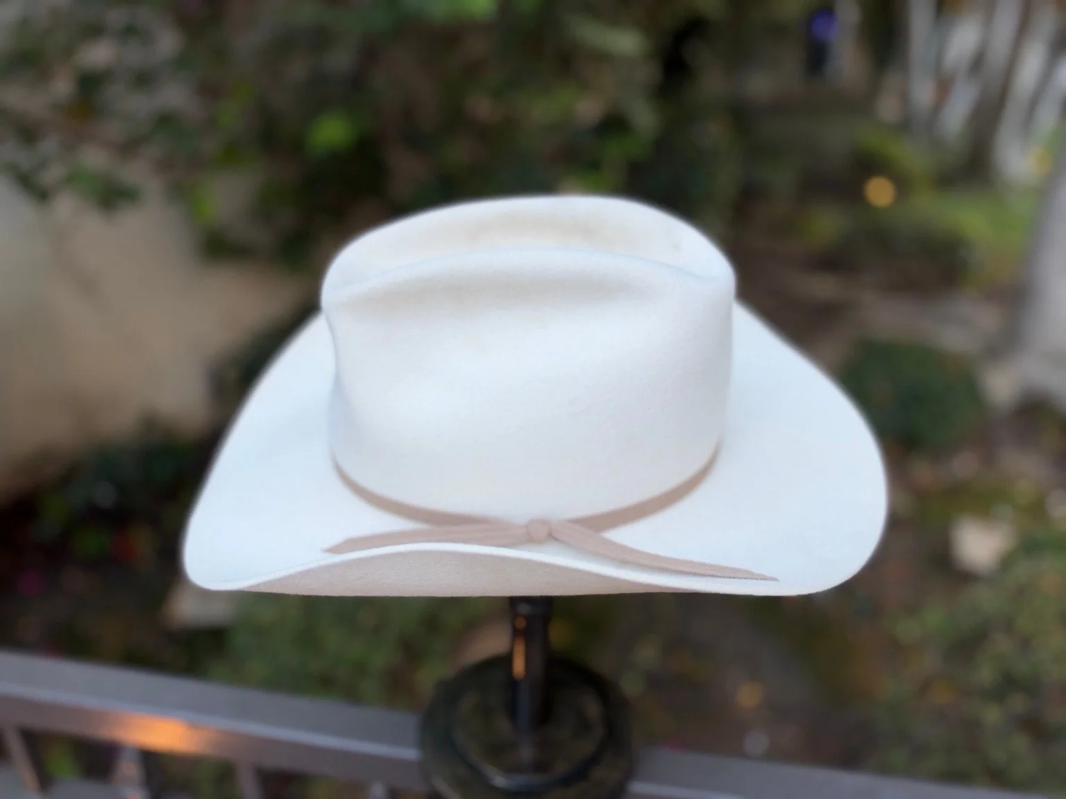 Rear view of Der Freiherr ivory Western hat showing the ribbon knot and broad upturned brim.