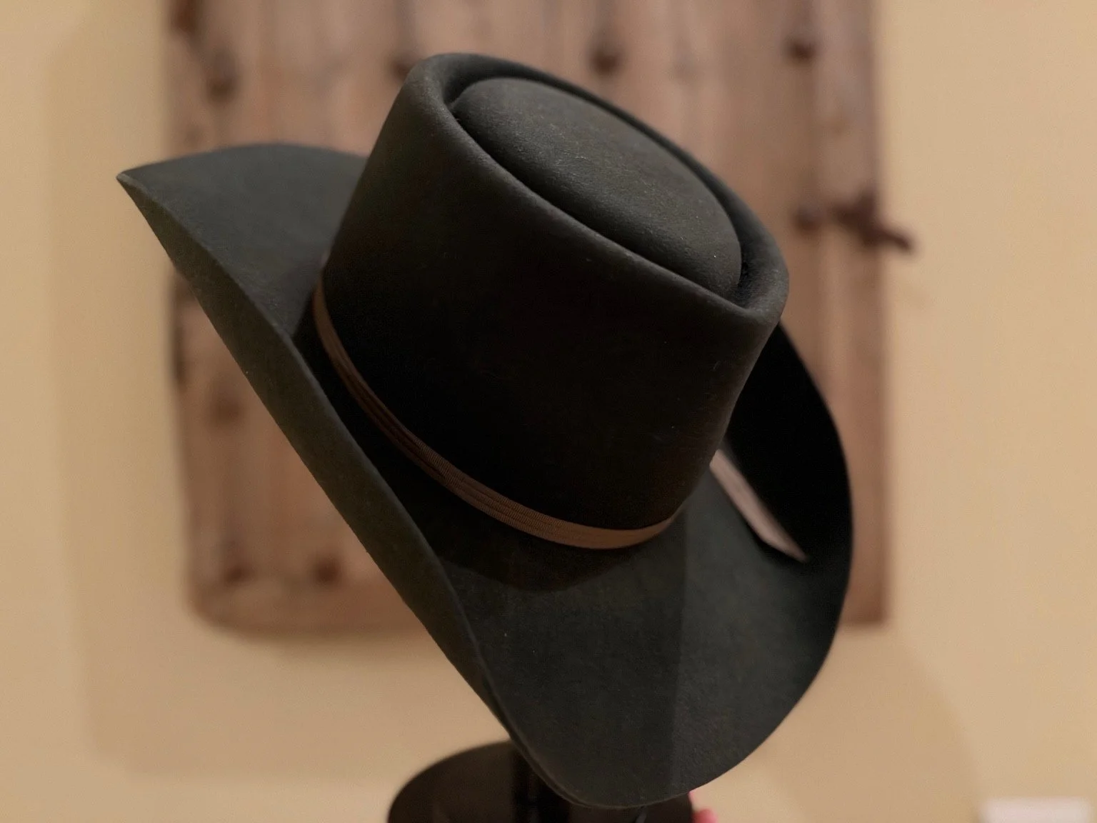 Angled view of Der Nachtwächter showing the telescope crown and dark Western felt profile.