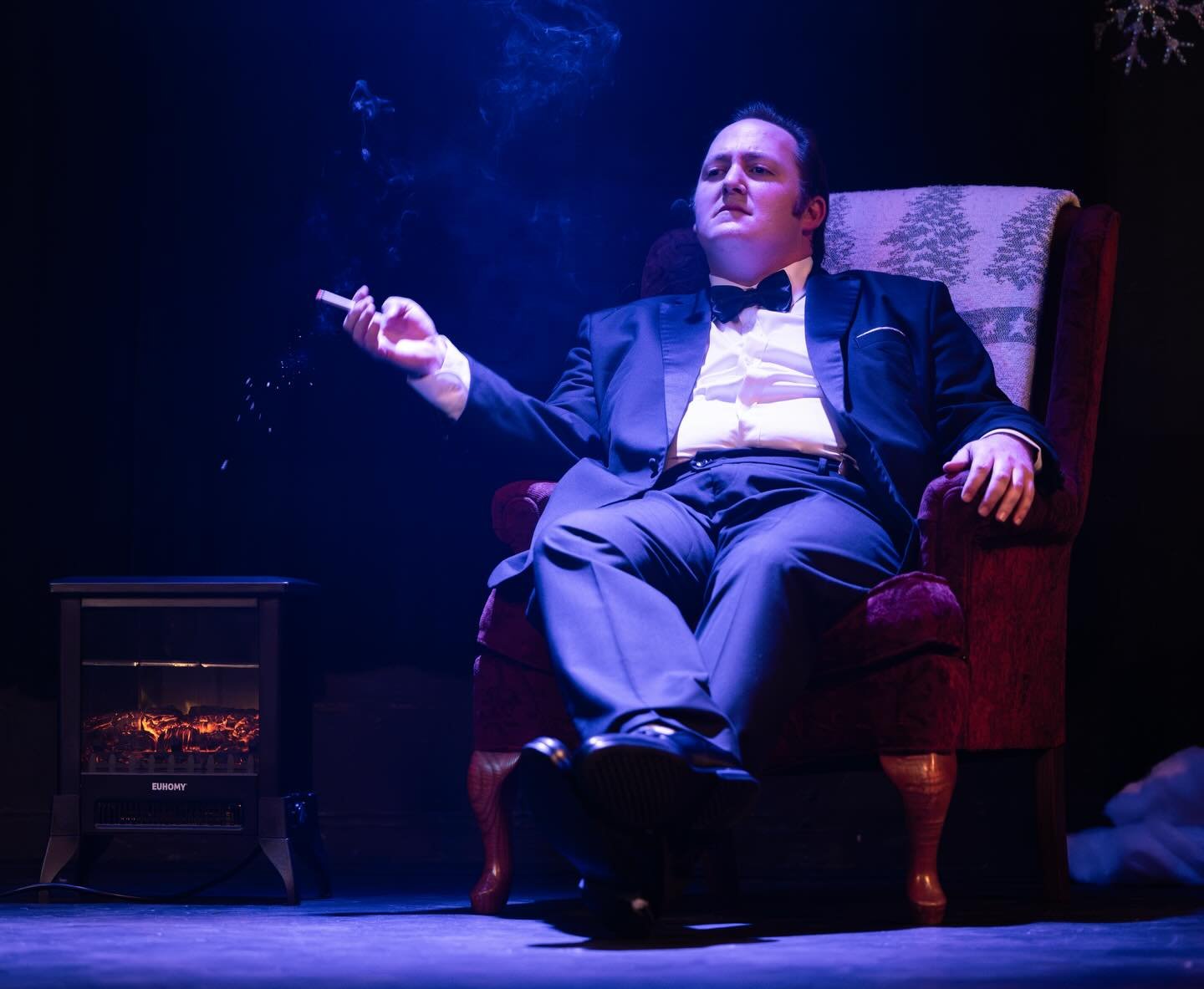 On the seventh day of Christmas, Varietyville gave to me&hellip;seven cigs a smokin&rsquo; 🚬❄️

📸 @traviswightphotography 

#losangeles #varietyshow #sketchcomedy #comedy