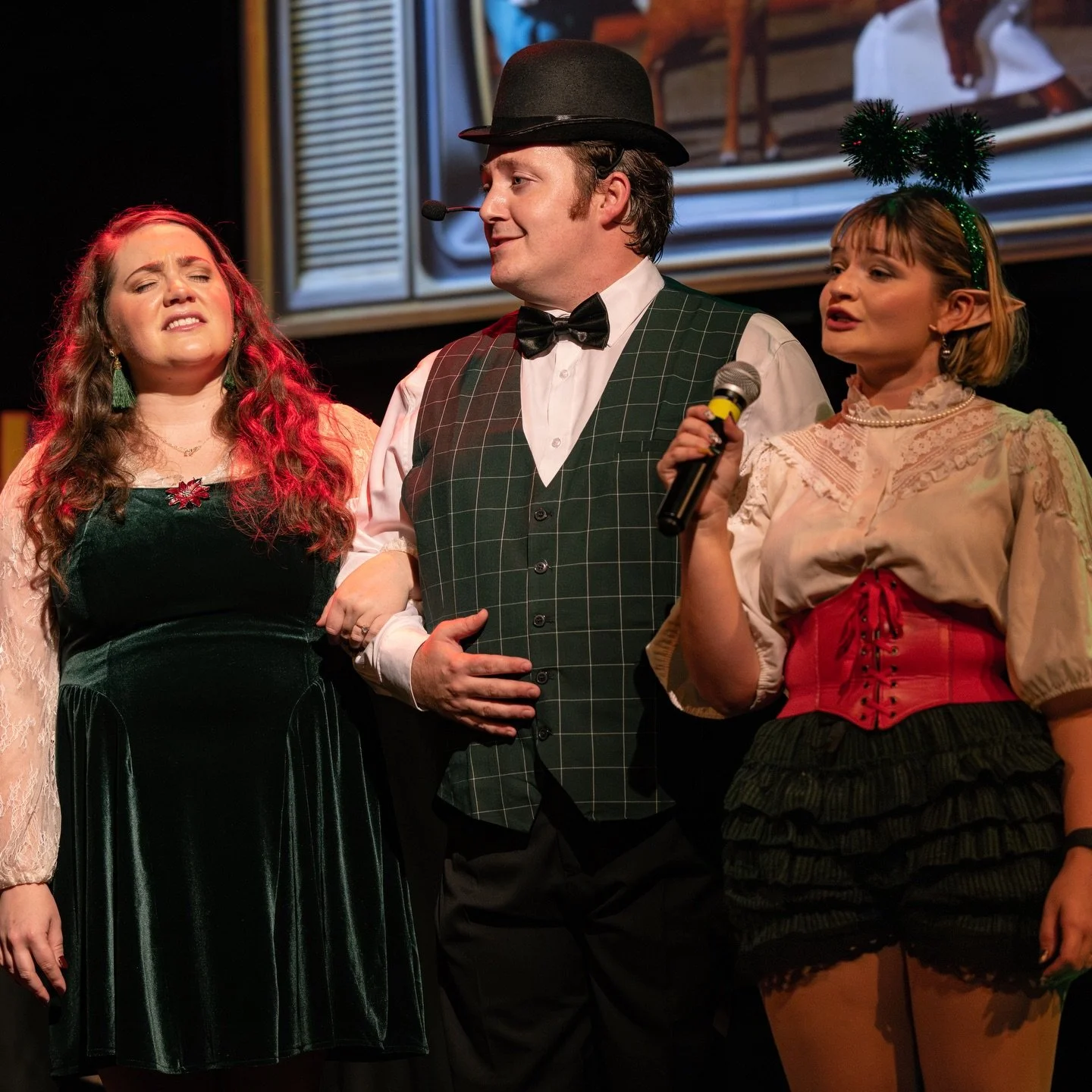 On the ninth day of Christmas, Varietyville gave to me&hellip; A nine minute #RankinBass medley! ☃️🔥🎅🏻🎄 

📸: @traviswightphotography 

#varietyshow #losangeles #theatre #music