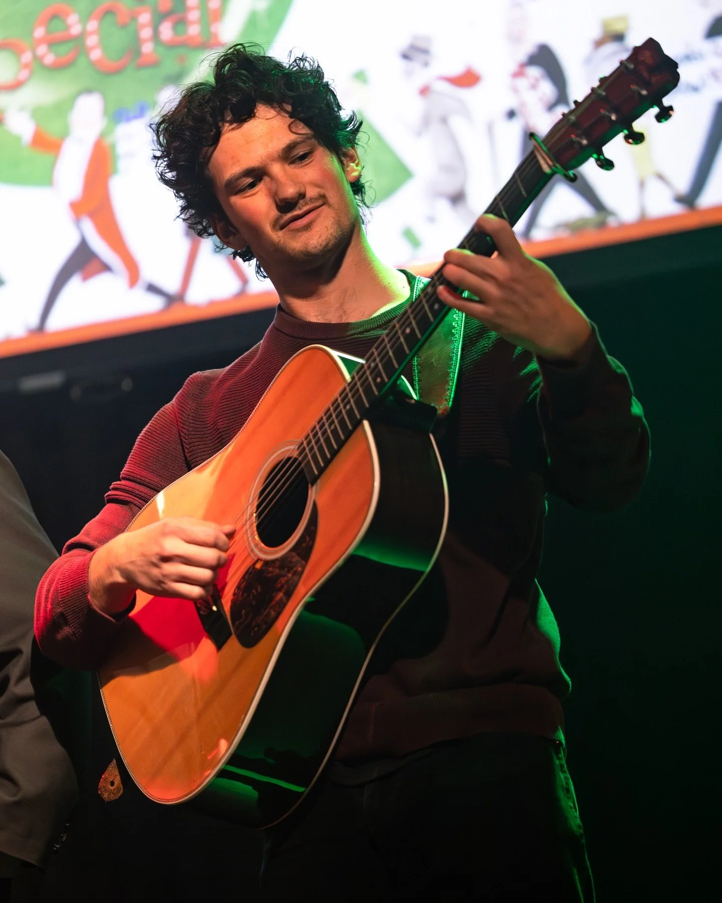 On the sixth day of Christmas, Varietyville gave to me&hellip; SIX GOLDEN STRINGS! 🎸🎅🏻

📸: @traviswightphotography 

#varietyshow #christmas #losangeles #theatre