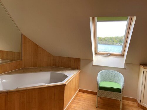 Hi+RAes+Loch+Side+bathroom+ViewIMG_0597[56954].jpg