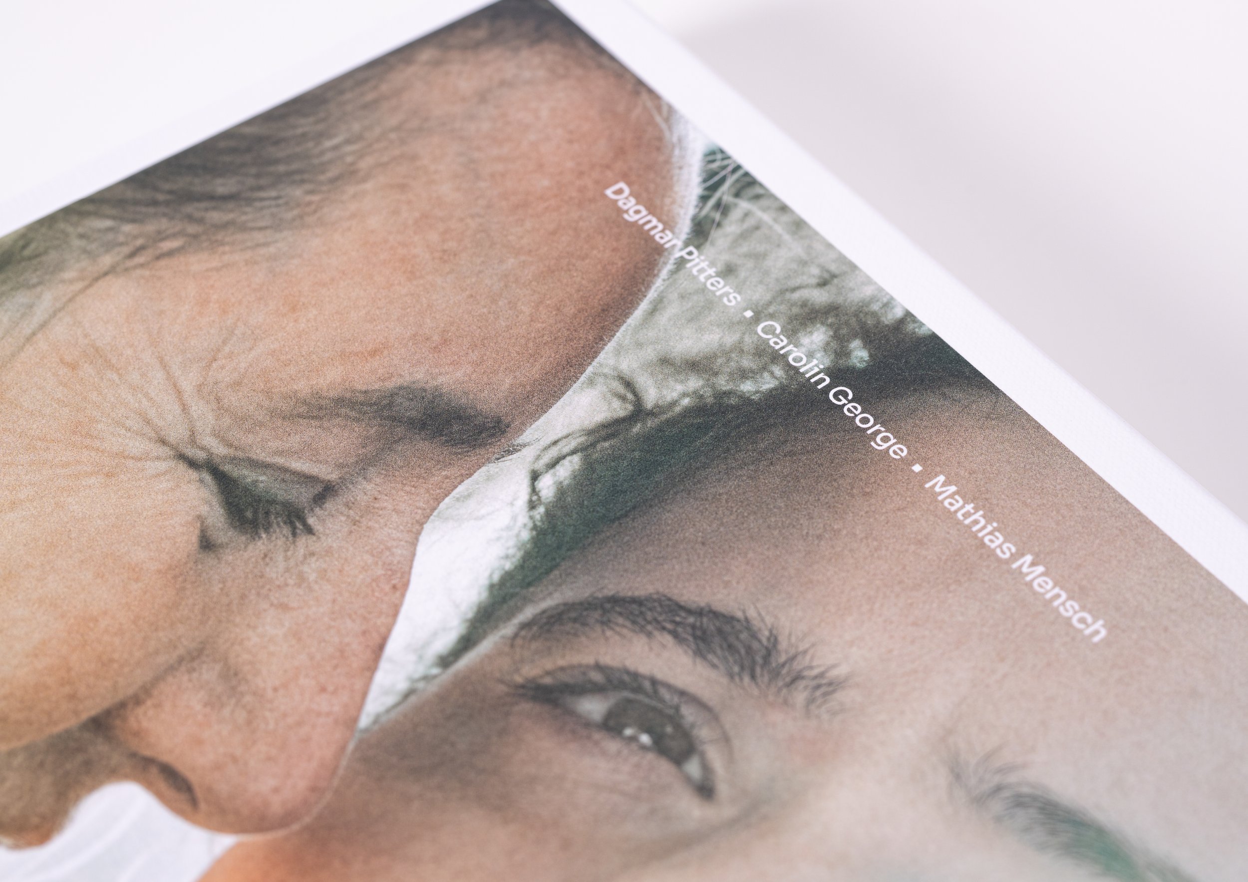 Glück inklusive – Unser Leben mit Behinderung. Das Buch Cover Closeup 2. Fotografiert von Mathias Mensch.