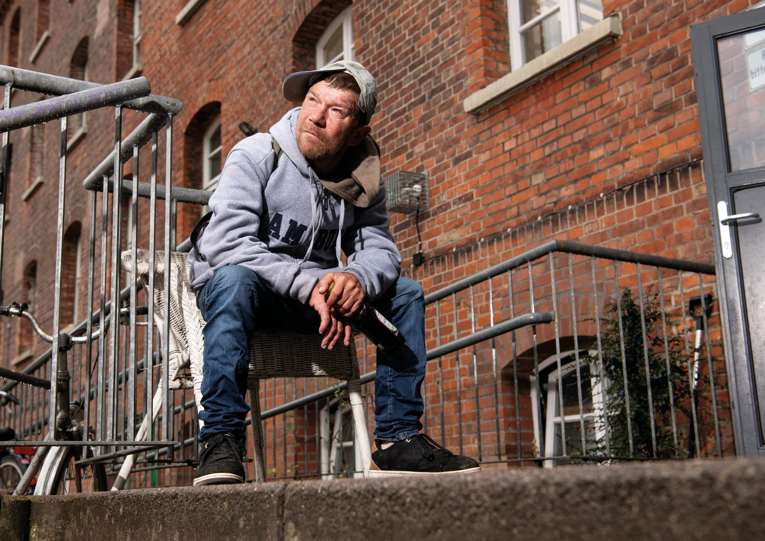 Markus B. vor der HERBERGEPlus am Benedikt / Obdach