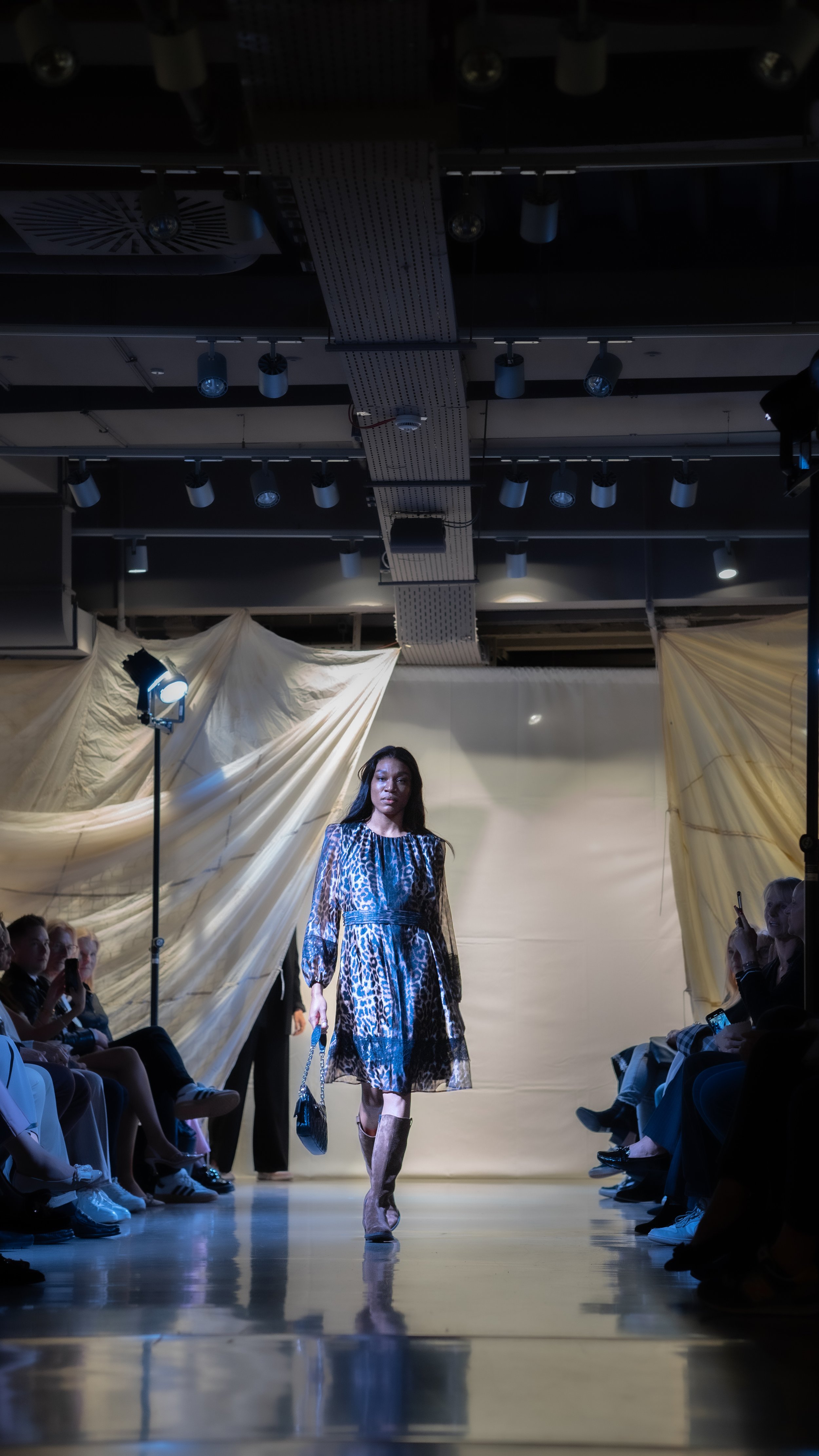 Internationales Model Jamy auf Runway für Mode Reischmann Kempten